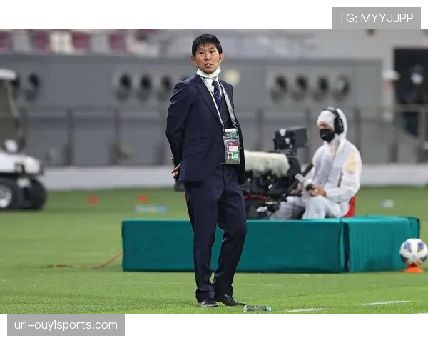 场边花絮:日本队主帅森保一“神秘小纸条”再次成为社交媒体热议话题 场边花絮:日本队主帅森保一“神秘小纸条”再次成为社交媒体热议话题